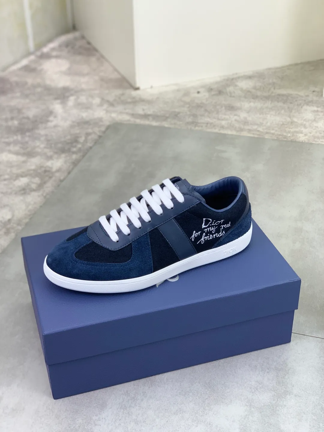 Men's shoes 💰P380 New Dior B01 moral training shoes, white first-layer cowhide, original molded outsole. New to the fall collection, this sneaker marks the return of a Dior classic, reinterpreted in a stylish and elegant silhouette. Crafted from white smooth first-grain cowhide with a tonal silk sheepskin lining, it features the Dior logo on the tongue and inner sides, and a CD icon on the heel. Paired with Tpu anti-slip soles of the same color, it can be matched with various styles to create a sophisticated look.  Code number: 38-44